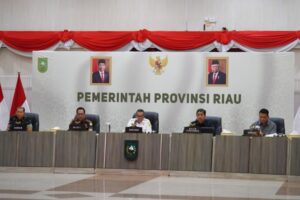 Gubri Edy Natar Nasution (tengah) saat membahas persoalan konflik lahan dengan perusahaan perkebunan sawit dan bupati/wali kota se-Provinsi Riau, Rabu (24/1/2024) di Gedung Daerah Riau, Pekanbaru.