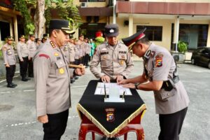 Kapolresta Pekanbaru, Kombes Pol Jeki Rahmad Mustika, saat melantik Kompol Alvin Agung Wibawa Menjadi Kasat Lantas Polresta Pekanbaru