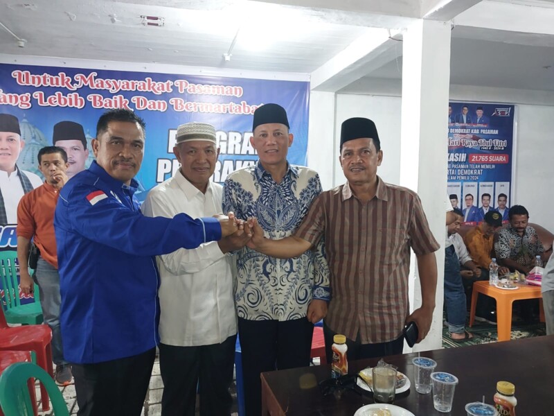 Kika,Calon Wabup Pasaman Sukardi,Calon Bupati Pasaman Sabar AS,Ketua Partai Ummat Nursal,Anggota DPRD Pasaman dari Demokrat Apir foto bersama usai pembentukan Tim Sukses Paslon SASUAI di Lubuk Sikaping,Kamis (29/8/2024)